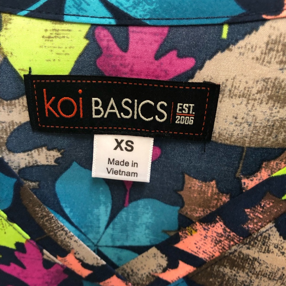 NWT Koi Basics multi color leaf pattern v neck short sleeve scrub top - Picture 8 of 10